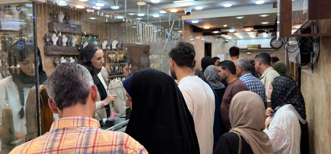 مشتریان داخل گالری